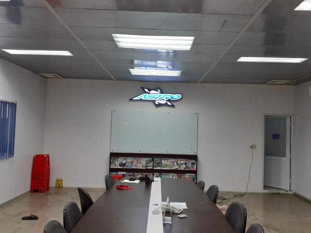 bang trang kinh ghep keo sua phong hop