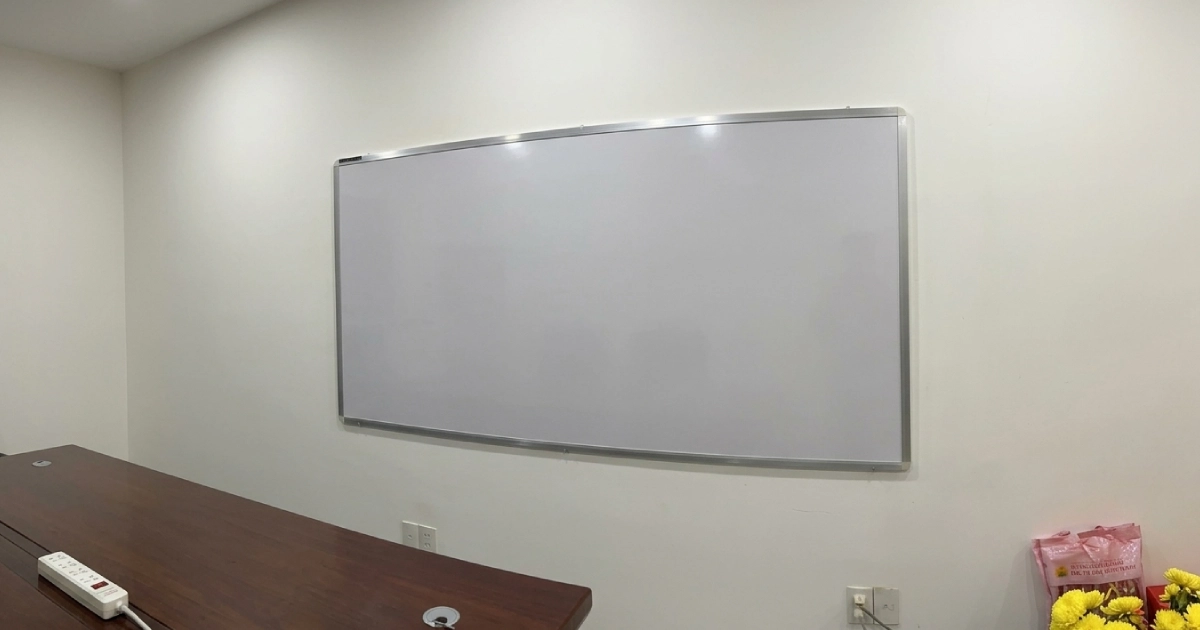 Bảng trắng viết bút lông treo tường 3 Bảng trắng viết bút lông treo tường mặt Greenlam bình dân
