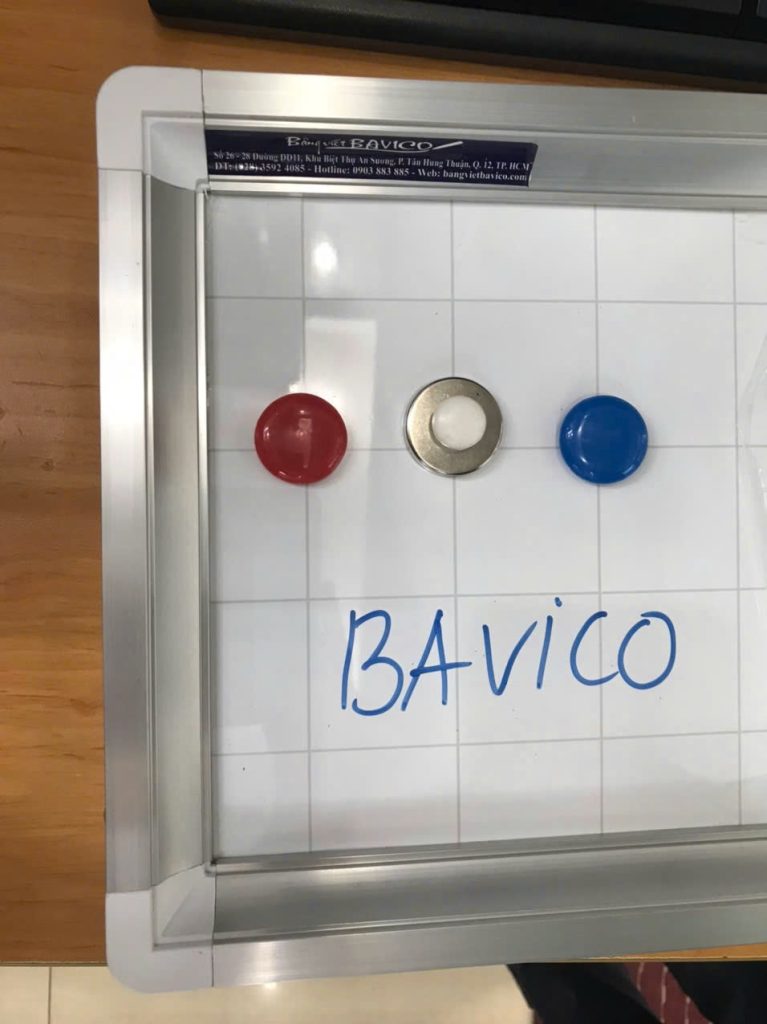 Bảng trắng nhỏ 3 z5784794213862 b9cf7b8c53bfae1b8bb64823285ee37b