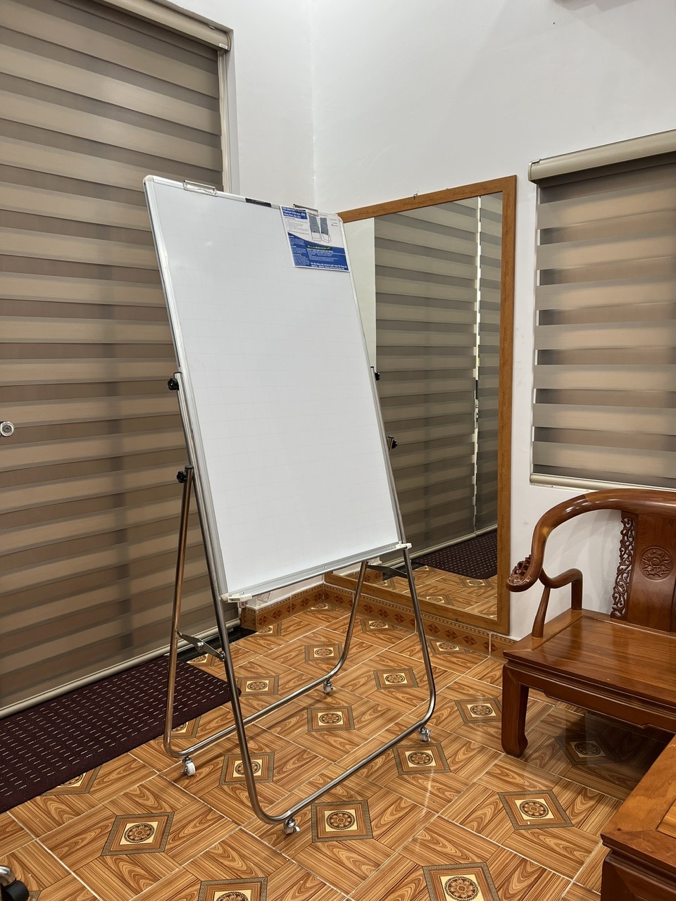 Bảng trắng chân inox có bánh xe từ Hàn Quốc