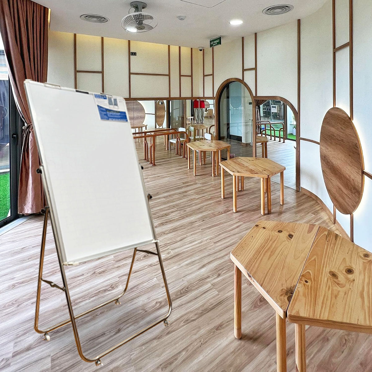 Bảng Flipchart có chân inox viết bút lông Poly Taiwan