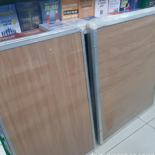 Chi tiết cấu tạo cốt ván MDF vân gỗ của dòng bảng trắng mica nhập khẩu Đài Loan thương hiệu Bavico. Vật liệu đạt chuẩn E1 chống ẩm, chống cong vênh, tạo độ phẳng tuyệt đối cho bề mặt bảng trắng treo tường và bảng di động. Đây là yếu tố then chốt giúp mặt bảng mica Đài Loan không bị bập bùng khi viết, đảm bảo độ bền cơ học trên 10 năm trong điều kiện văn phòng tại Việt Nam.