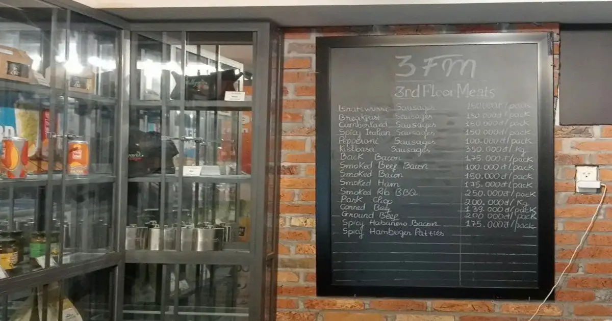 Bảng đen menu khung gỗ treo tường thực tế tại cửa hàng