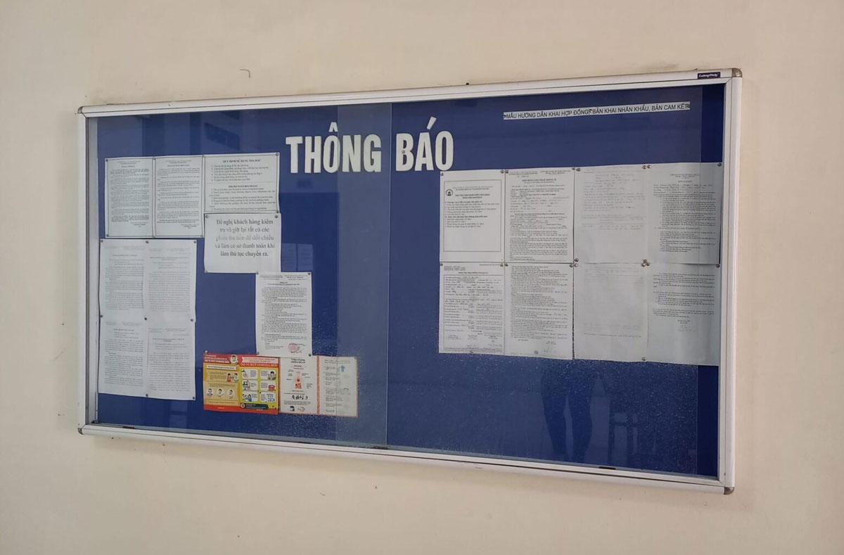 Bảng Ghim Thông Tin 5 Bảng ghim thông tin cửa kính treo tường
