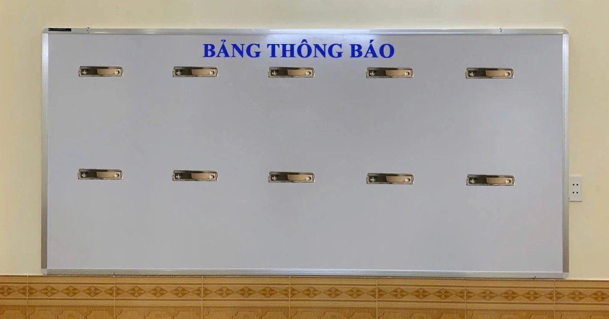 Bảng kẹp giấy A4 treo tường