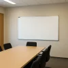 Lắp đặt bảng trắng treo tường mica nhập khẩu Đài Loan kích thước lớn cho phòng họp văn phòng cao cấp, mặt bảng chống lóa Nano và xóa sạch 100%.