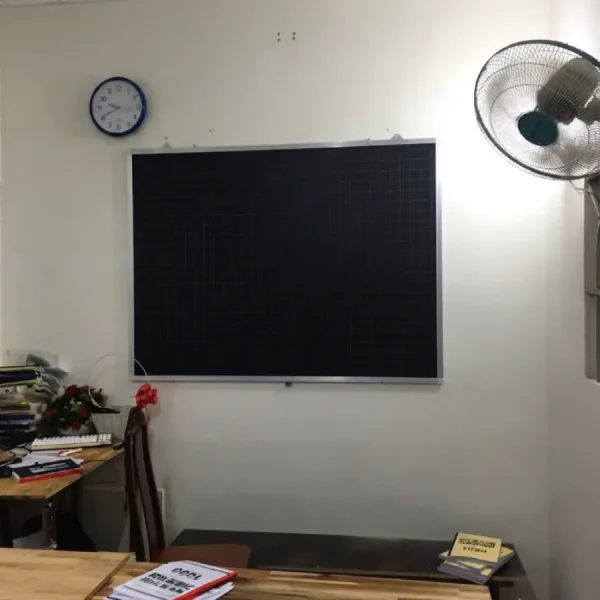 Bảng viết phấn cho học học sinh, bề mặtng lóa, chất lượng cao. Kích thước 90x90cm. Phù hợp cho gia đình và trường học. Tăng cường khả năng học tập và tư duy cho trẻ. Xem cách chính hãng, bảo hành 1 năm.