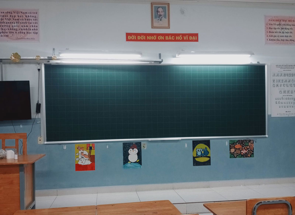 bảng viết phấn tiểu học treo tường