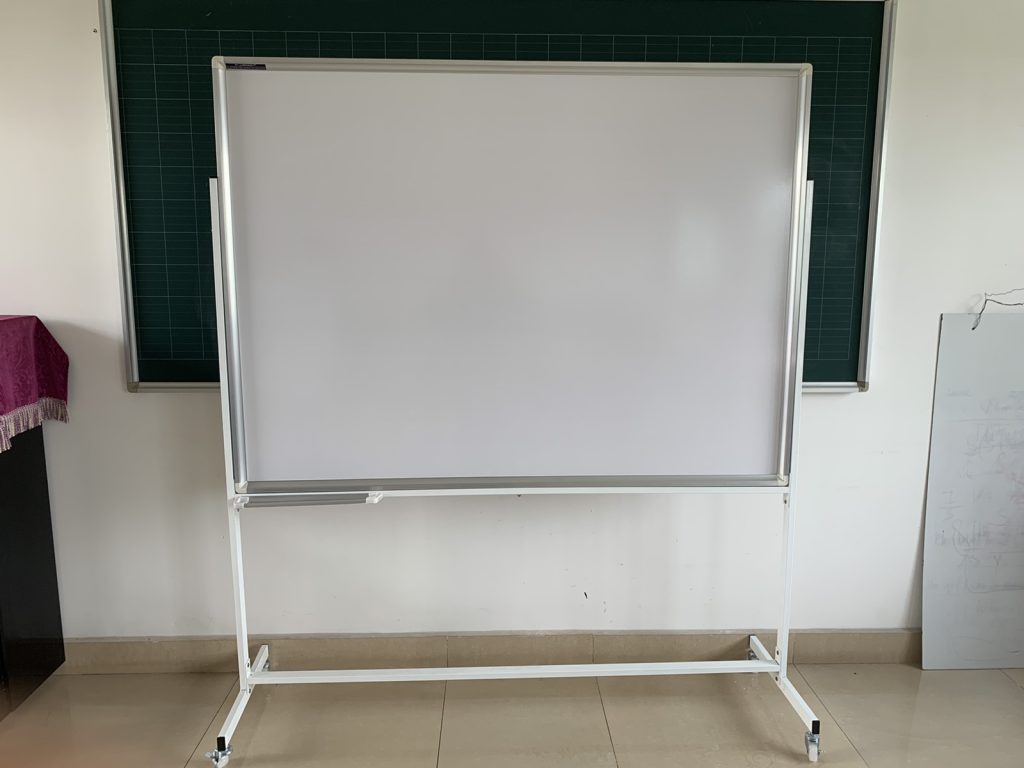 bang-trang-co-chan-di-dong-chu-h-cho-van-phong-lop-hoc