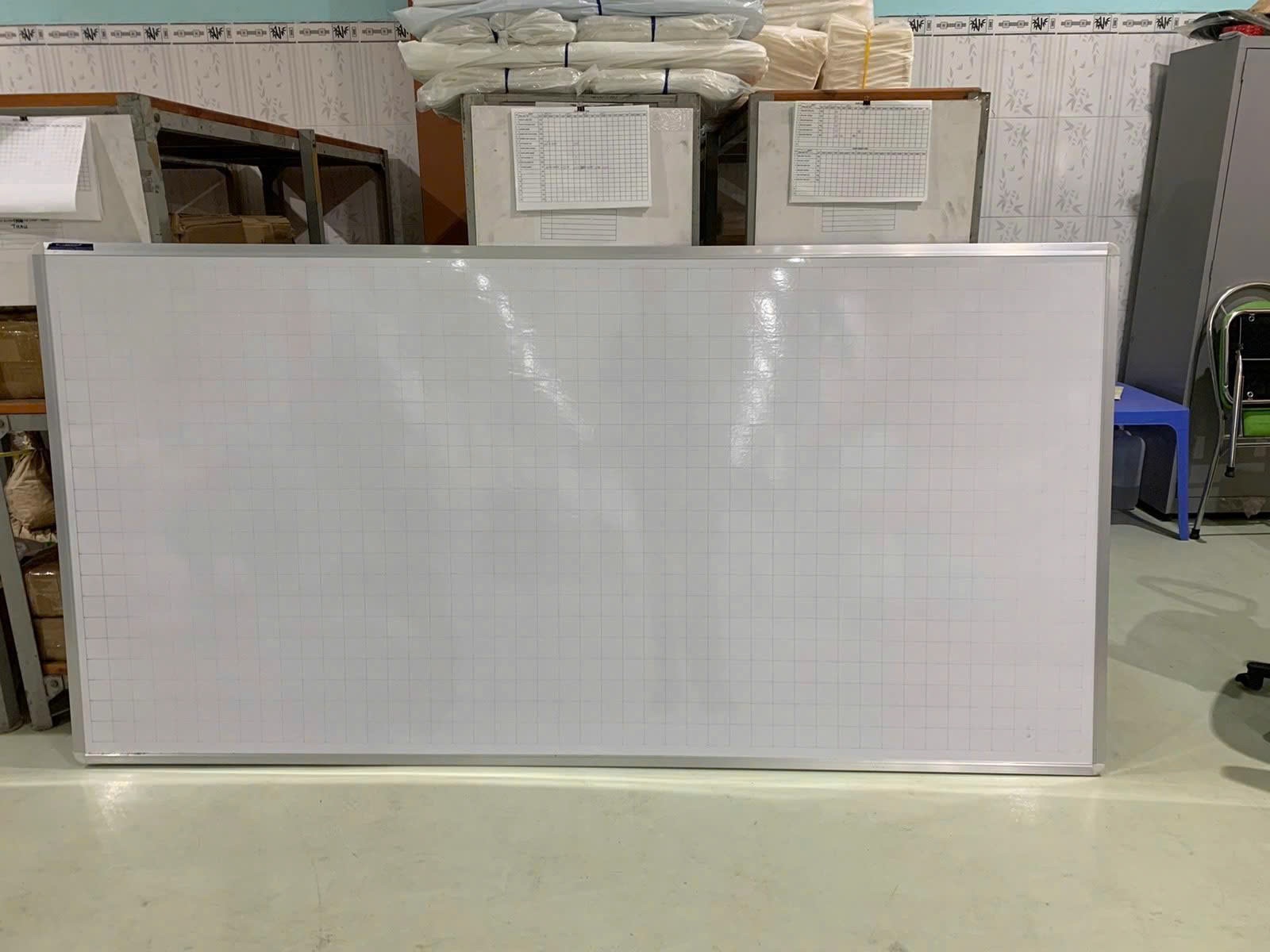 Bảng trắng Mica viết bút lông 1200x2400mm có ô ly Bảng trắng Mica viết bút lông 1200x2400mm có ô ly