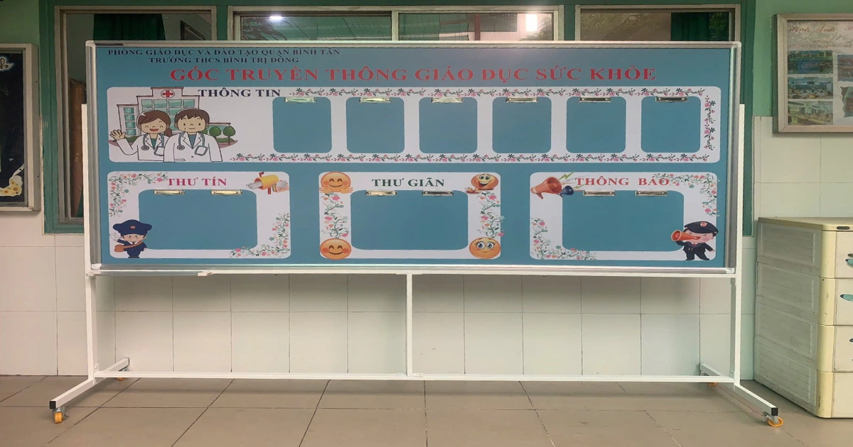 Bảng trắng in decal PP thiết kế theo yêu cầu chân di động chữ T