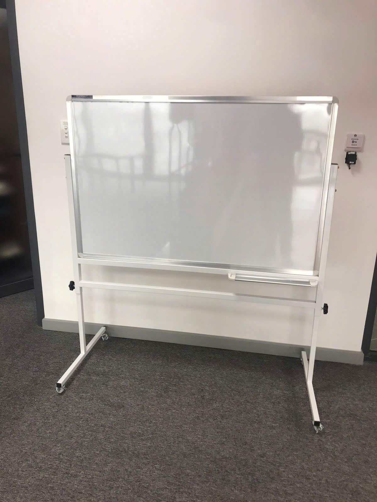 bang-viet-but-long-quan-1-2-3-4-5-6-7-8-9-10-11-12-TP-HCM-chan-di-dong-co-banh-xe