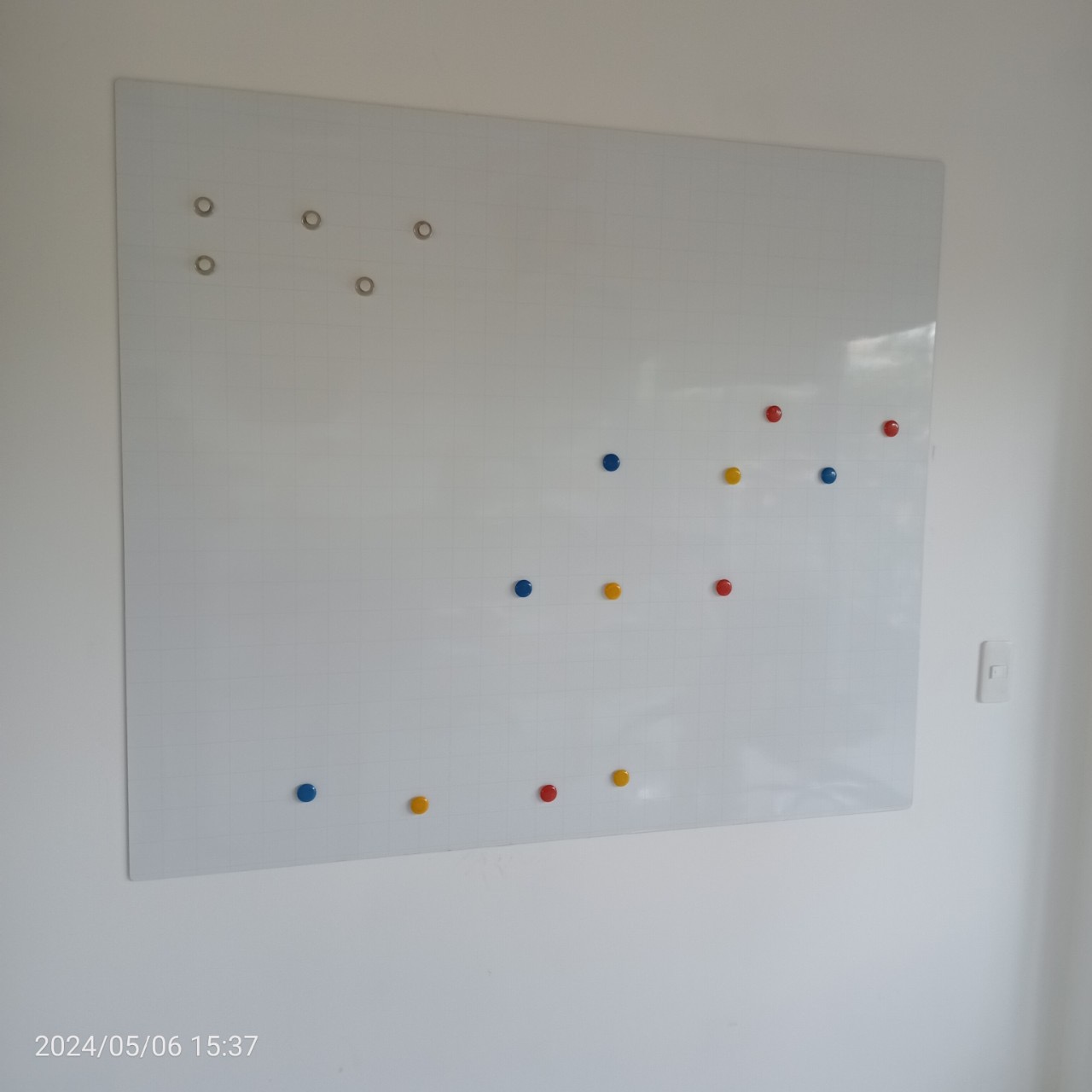 bang-trang-dan-tuong-khong-khung-tu-han-quoc-hut-nam-cham-co-o-ly-vuong-5cm