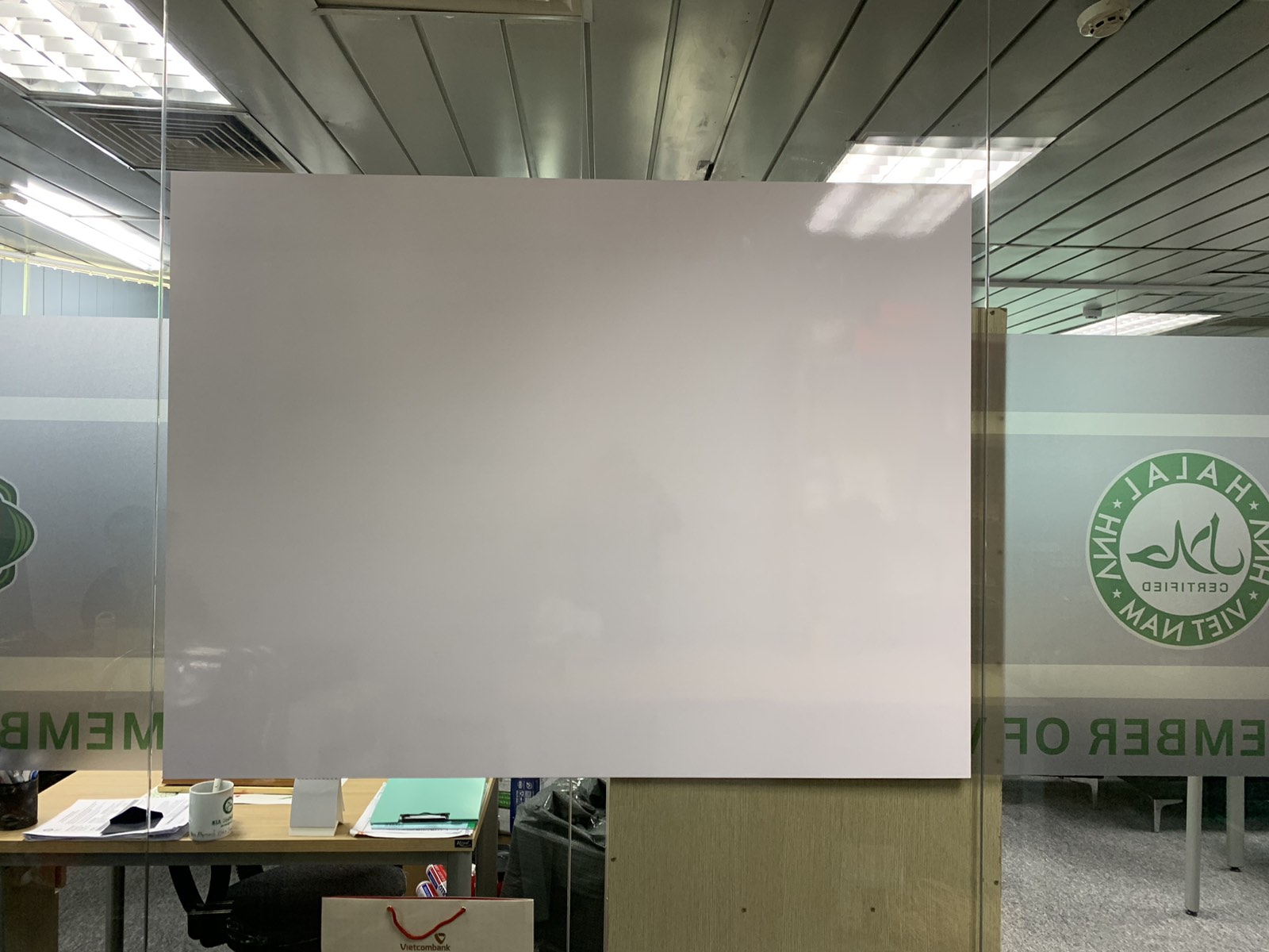 bang-mica-quan-1-dan-tuong-toa-nha-viecombank-mau-trang-phuong-ben-nghe