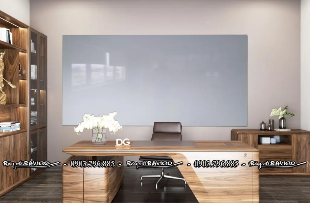 Mẫu thiết kế văn phòng hiện đại với bảng trắng Ấn Độ Bavico treo tường. Bảng có mặt bảng nhập khẩu, khung nhôm chắc chắn, tạo không gian làm việc chuyên nghiệp và sang trọng.