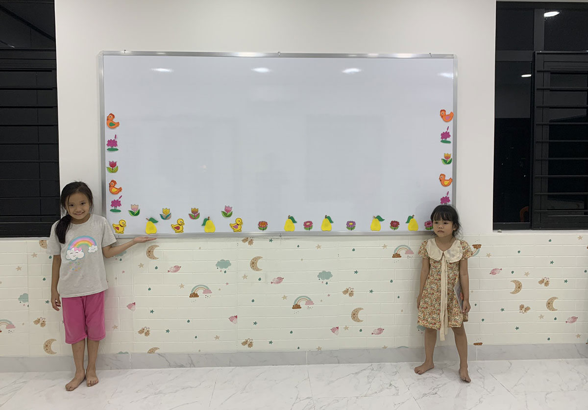 Bảng viết bút lông treo tường cho học sinh