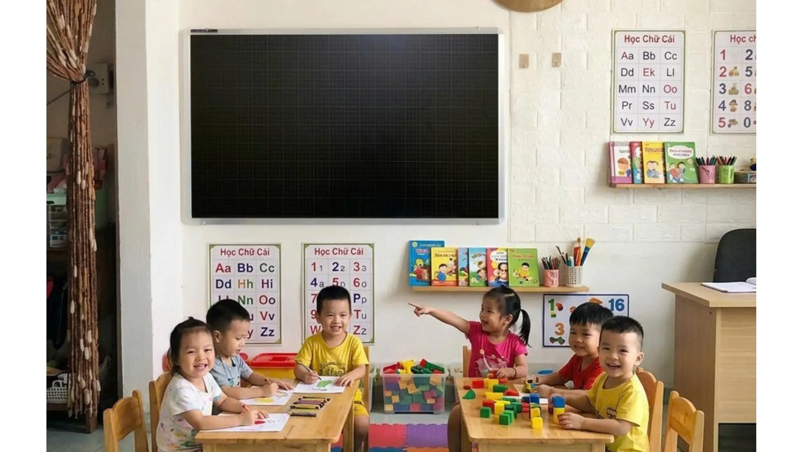 Bảng học sinh lớp 1 treo tường tại nhà trẻ