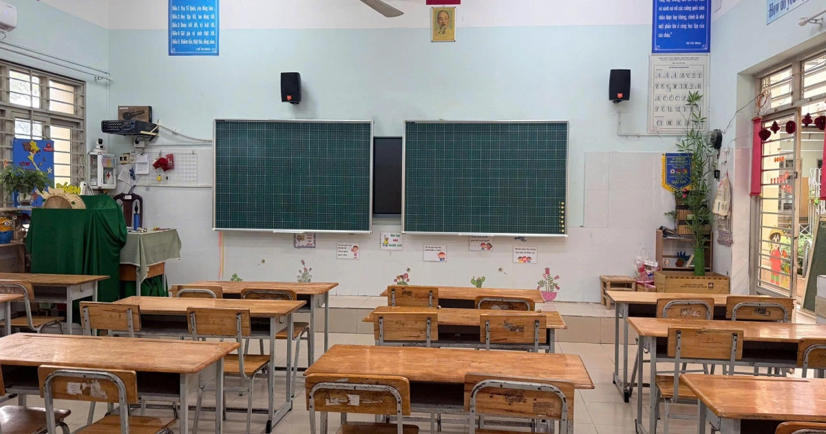 Hình ảnh lắp đặt thực tế bảng trượt 2 cánh giấu ray BAVICO tại trường học. Thiết kế thẩm mỹ, tích hợp tivi thông minh, mặt bảng chống lóa chuẩn. Xem ngay!