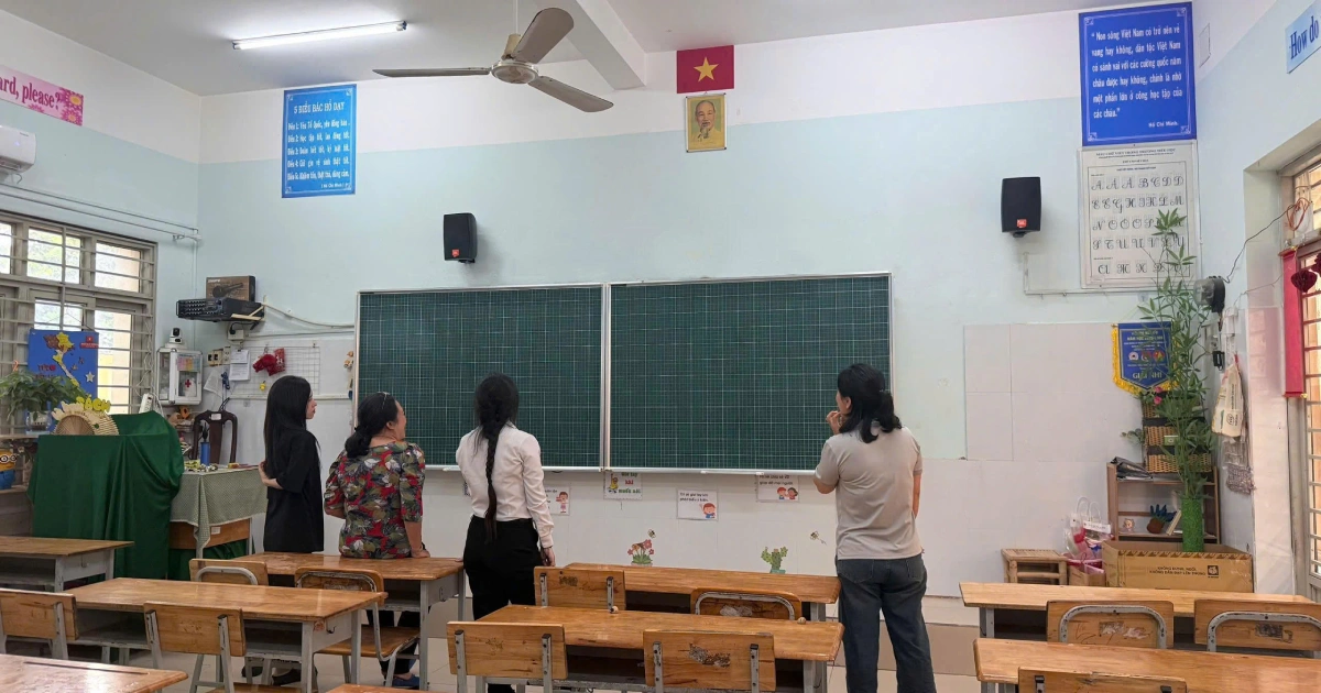 Bảng trượt 2 cánh giấu ray BAVICO ở chế độ đóng giúp bảo vệ màn hình tương tác, Tivi thông minh bên trong an toàn và thẩm mỹ. Xem ngay giải pháp lớp học!