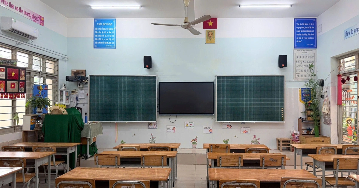 Bảng trượt 2 cánh giấu ray viết phấn kẻ ô ly tập tại trường tiểu học Lê Công Phép 1 Bảng trượt 2 cánh giấu ray BAVICO ở chế độ mở toàn diện, kết hợp hoàn hảo giữa viết phấn truyền thống và màn hình tương tác thông minh. Xem chi tiết!