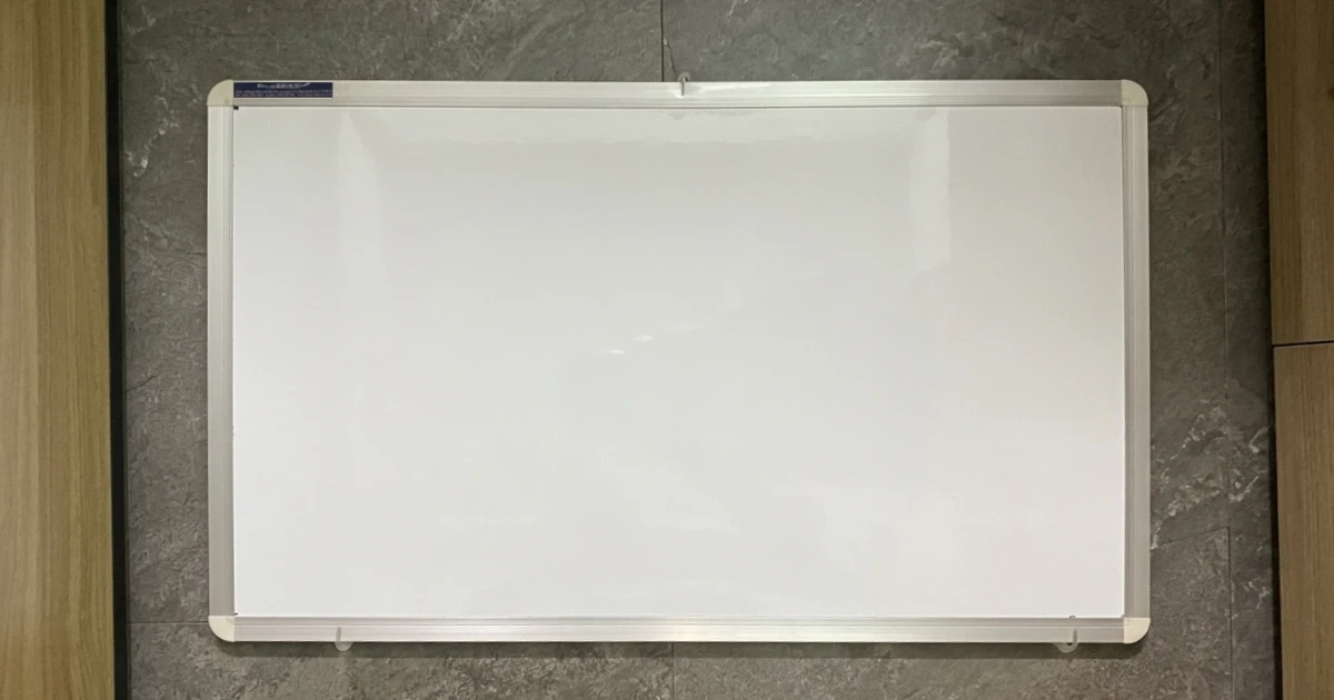 Tìm địa chỉ bảng viết bút lông Quận 4 uy tín 1 Bảng viết bút lông Quận 4 tại sảnh chung cư cao cấp