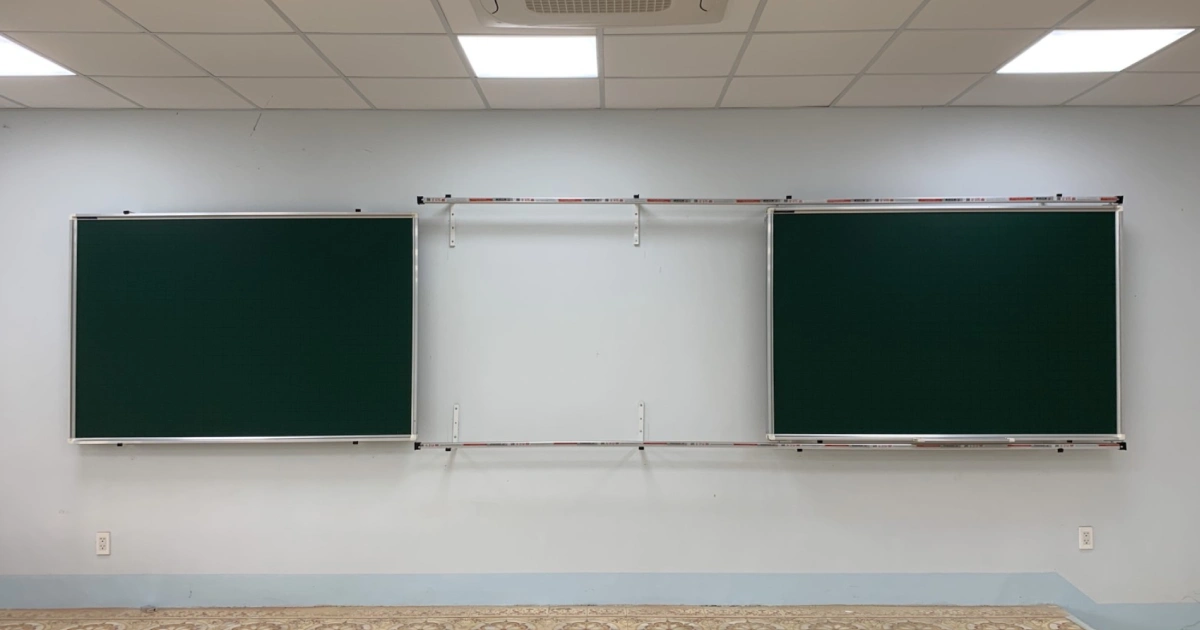 Bảng trượt ngang MK3 3 cánh ở chế độ mở