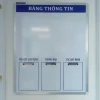 Bảng trắng in thông tin có gắn kẹp giấy